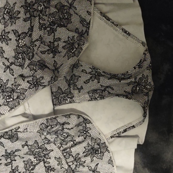 3/15 🦇 Black and white floral skirt bikini bottoms - Picture 4 of 6